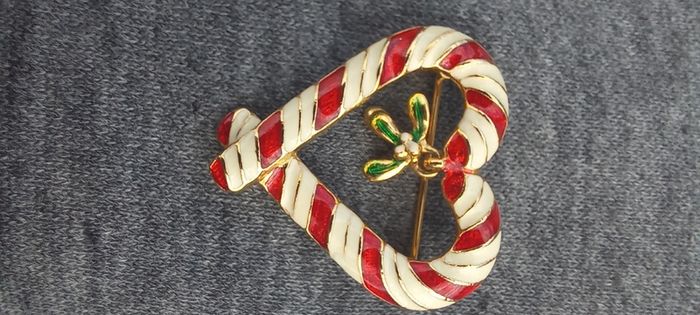 Vintage jewelry is sold individually for 5 to 10 euros.