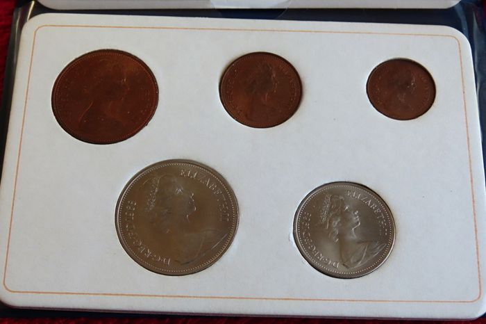Collectors lot Vintage UK coins sets & coin stamp covers