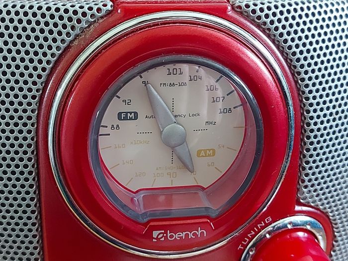 Bench Portable CD Player with Radio, Model KH222, Red, in new condition and working great
