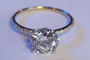 14k Gold ring with 2.22 ct Lab-Grown Diamond, 2.02ct main lab-diamond cerified by IGI and Laser inscripted