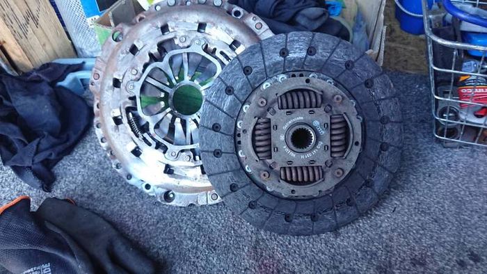 Audi a4 b6 b7 a6 c5 c6 diesel 1.9tdi 130 HP AWX AVF 2.0tdi 140 / 170 HP BLB BRE BRD CAG CAH etc 6 speed clutch kit. 240mm. Parts breaking