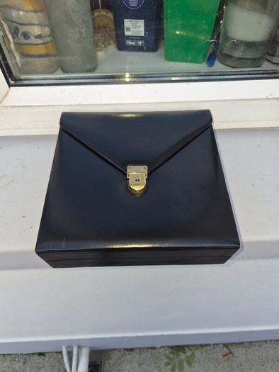 old lady's grooming leather  case 1960s