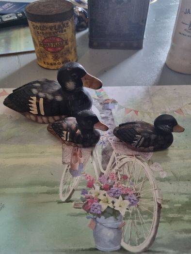 Vintage pieces. Prices to sell and discount on multiple buys. Look at my other ads. Thanks