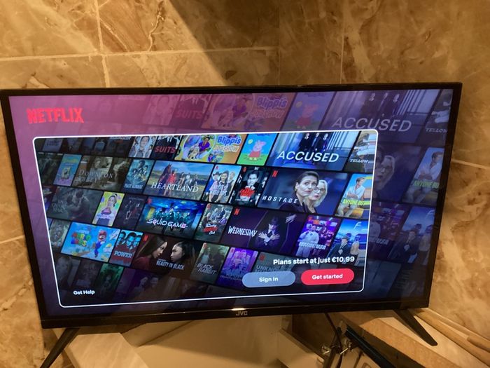 32 Inch Jvc Led Smart Tv In Excellent Condition (barely).