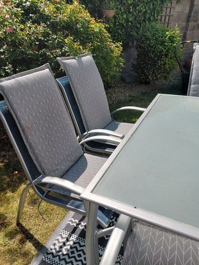 garden table with 6 chairs including cushions which are in perfect condition