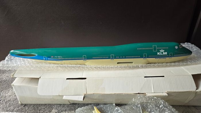 1:130 scale KLM Boeing 747-400 Travel agent model