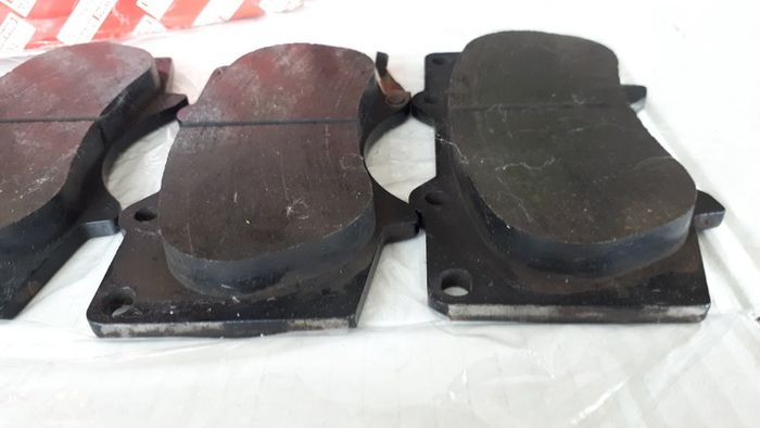 Front brake pads for Land Cruiser