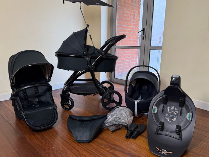As New Egg2 travel system with Cybex car seat and isofix base swivel