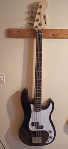 Electric bass guitar