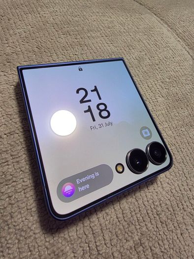 Samsung Galaxy Z Flip 7 512GB - Like New, 1 year old - 12 mth Samsung Waranty - Blue color