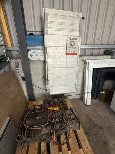Tail lift van