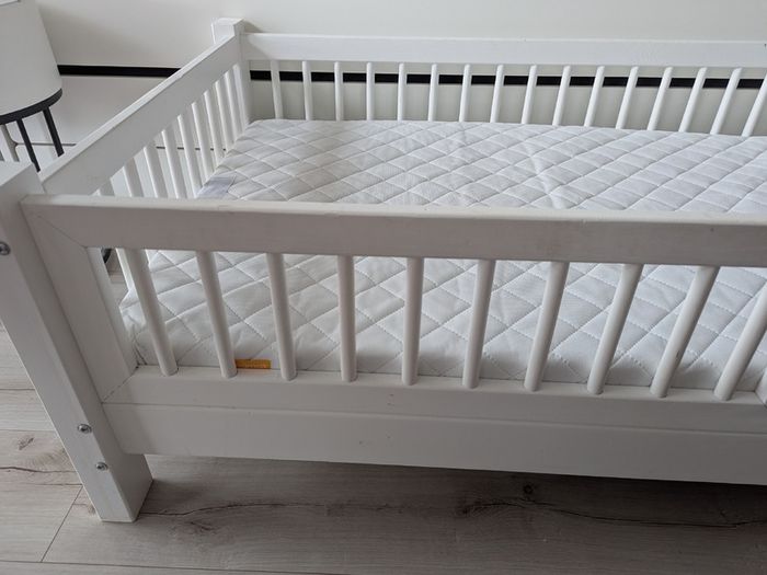High quality Kids Bed with mattress (like new)