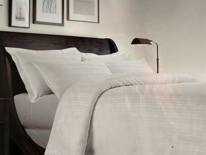 NEW Elegant Stripe Luxury Jacquard Duvet Cover set in white, made of 100% cotton with a 200 thread count  & 2 Elegant Stripe Luxury Jacquard Pillowcase
