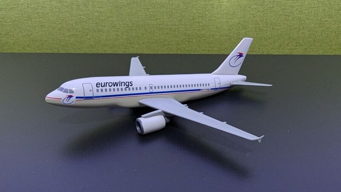 Eurowings 1:200 scale model airplane, Airbus A319 aircraft in old colors, made by Wooster, NEW