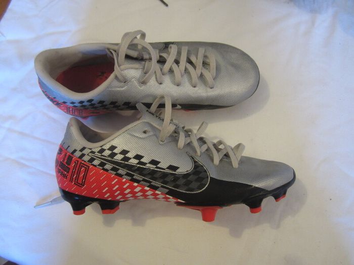 NIKE    soccer boots  size 3