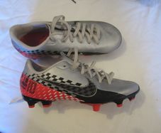 NIKE    soccer boots  size 3