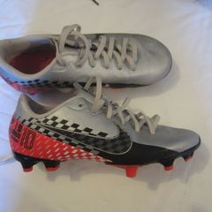 NIKE    soccer boots  size 3
