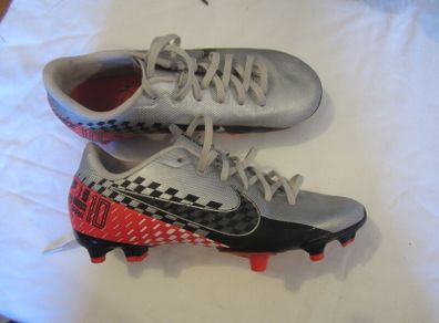 NIKE    soccer boots  size 3