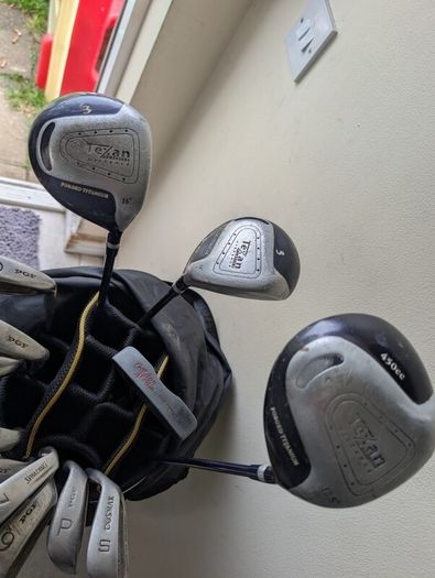 Set of adult golf clubs