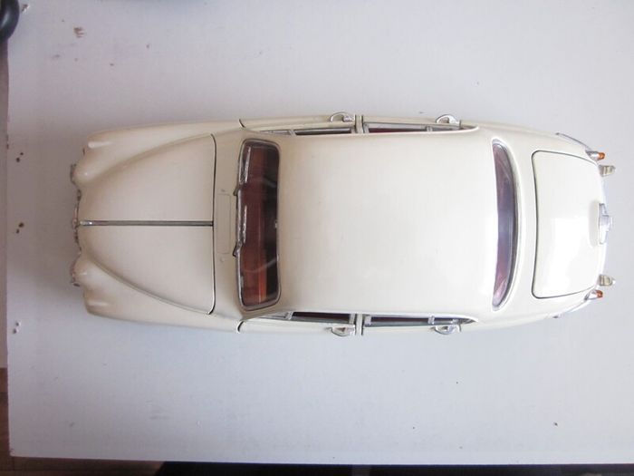 Maisto Jaguar mark ii 1959  Diecast Model Car 1/18