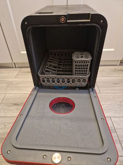 Compact dishwasher in red