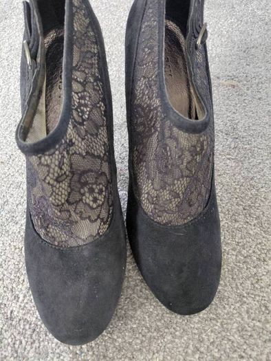 Oasis heels with lace details