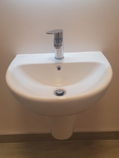 En suite sink