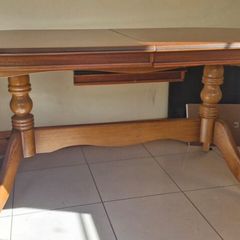 2 seater couches x 2. Extendable dining table