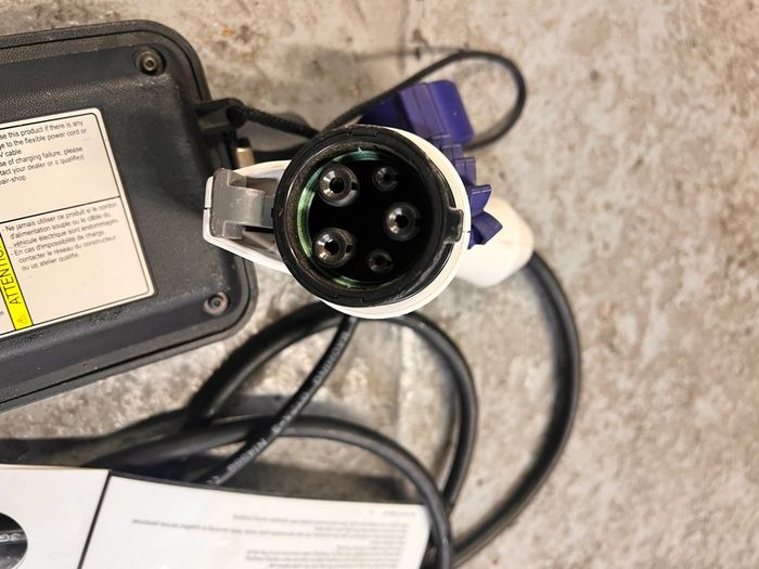 Yazaki portable car charger