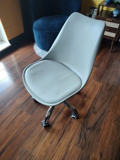 Office study 360 swivel chair with wheels. Excellent.con