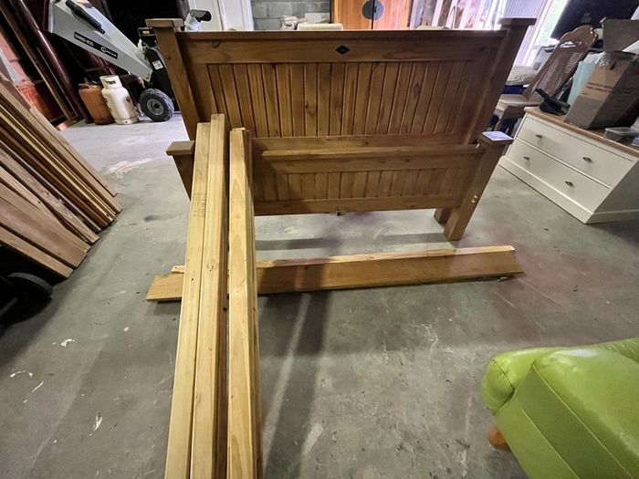 kingsize wooden Bed