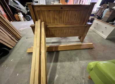 kingsize wooden Bed