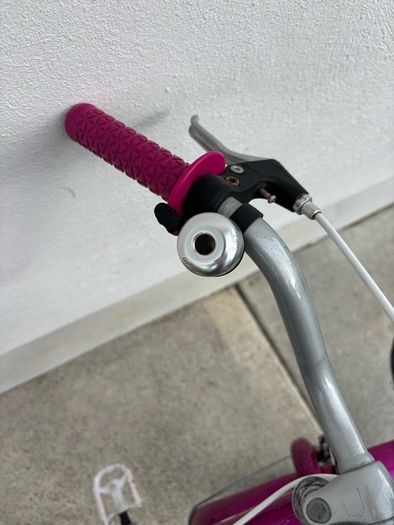Girls 20 Inch Bike. Age 6-8.