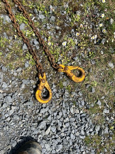 lifting chains and shackles