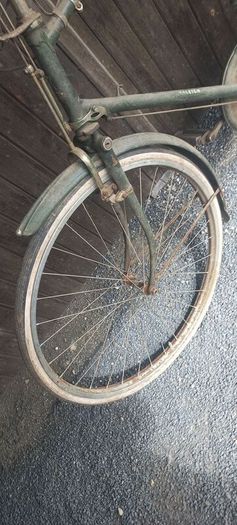 Antique Raleigh Roadster Bicycle  all originals for restoration project all works just needs tyres great original piece for the collection solid bike gears all work too