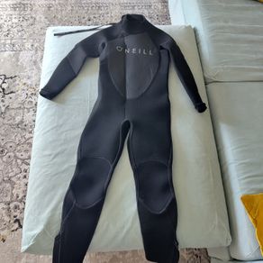 O'Neill Wetsuit age 6, 126-133cm tall and 62-67cm wide.