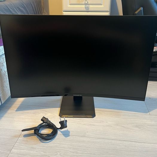 GIGABYTE GS32QCA 32 inch curved monitor 1440P 180hz