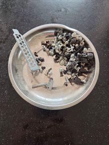 PC Building magnetic tray with screws