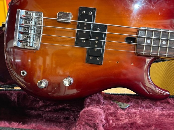 Yamaha BroadBass VI Sunburst 1981