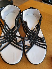 Black sandals size 7