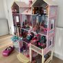 Large playhouse with 30 Barbies and accessories Image 3