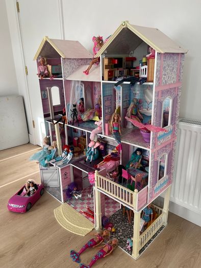 Large playhouse with 30 Barbies and accessories