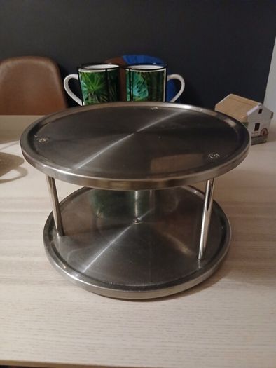 Spinning storage shelves