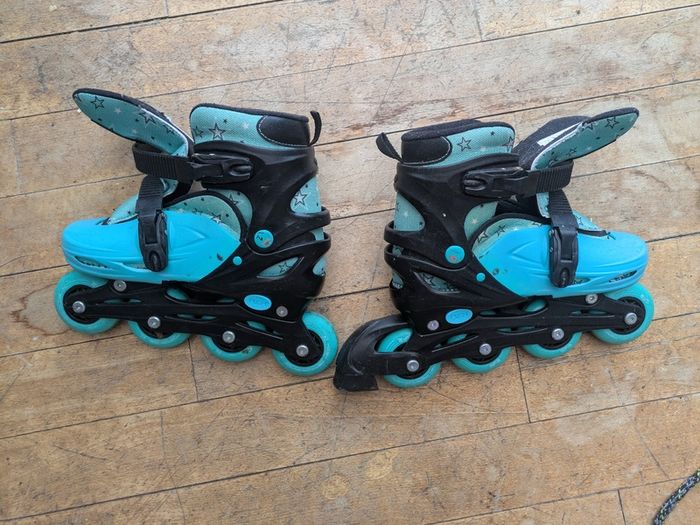 SFR Kids Adjustable Rollerblades / Inline Skates + safety gear