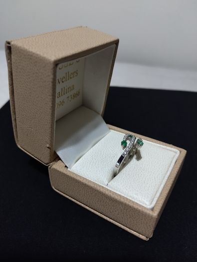 18ct white gold diamond and emerald dress ring