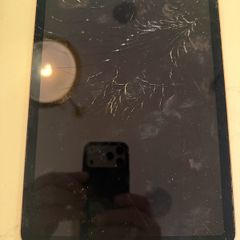 iPad Air 4th gen for parts cracked screen 256gb