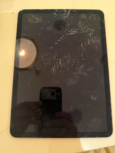 iPad Air 4th gen for parts cracked screen 256gb