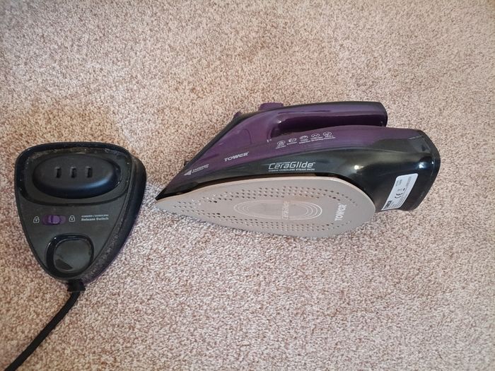 Cordless iron