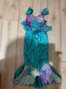 Girls dress up