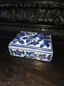 Vintage Chinese Porcelain Trinket Box with Gold Gilt Detail